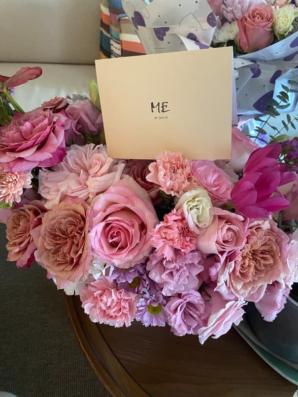 Pink premium flowers arranged with a ME Cabo card